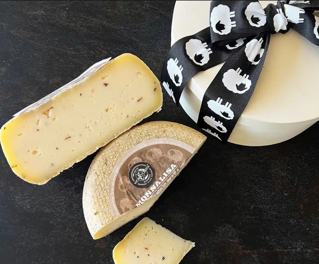Pecorino με κομμάτια τρούφας ωριμασμένο σε σπηλιά — Τυροκομικά